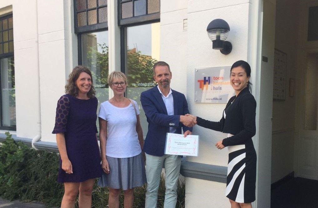 Toon Hermans Huis ontvangt cheque van Meijerink Uitvaartzorg